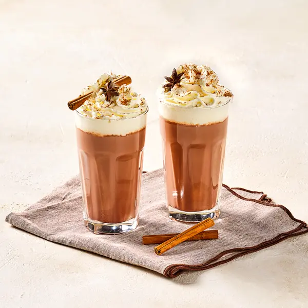 Warme chocolademelk met kaneel
