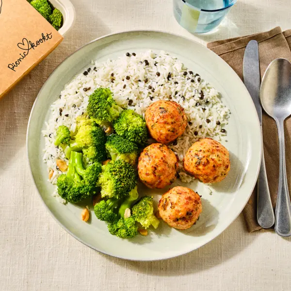 Kipgehaktballetjes Aziatische stijl met rijst en broccoli