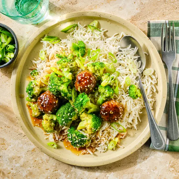Teriyaki-gehaktballetjes met broccoli en rijst