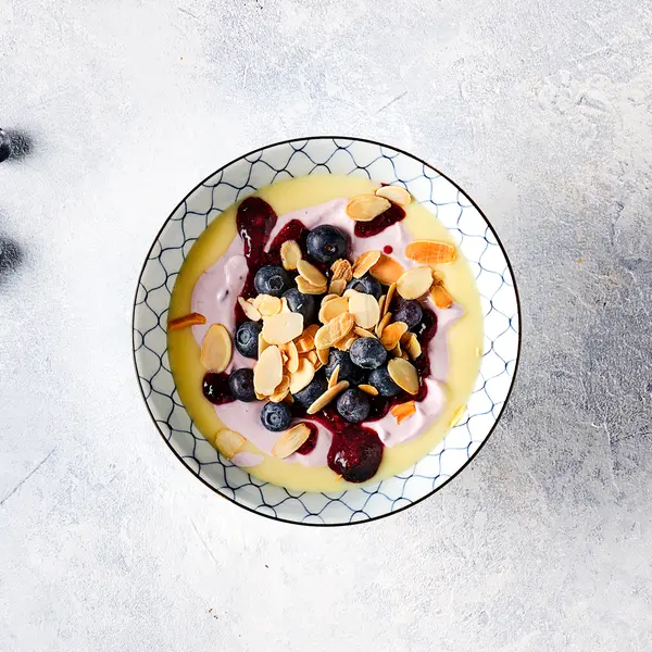 Bosbessen trifle met kwark en vla