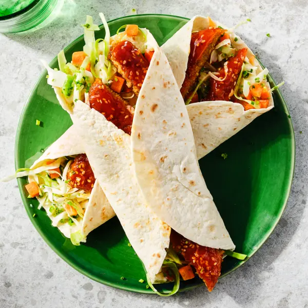 Sticky schnitzelwraps met sesam