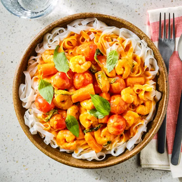 Milde rode curry met garnalen en rijstnoedels