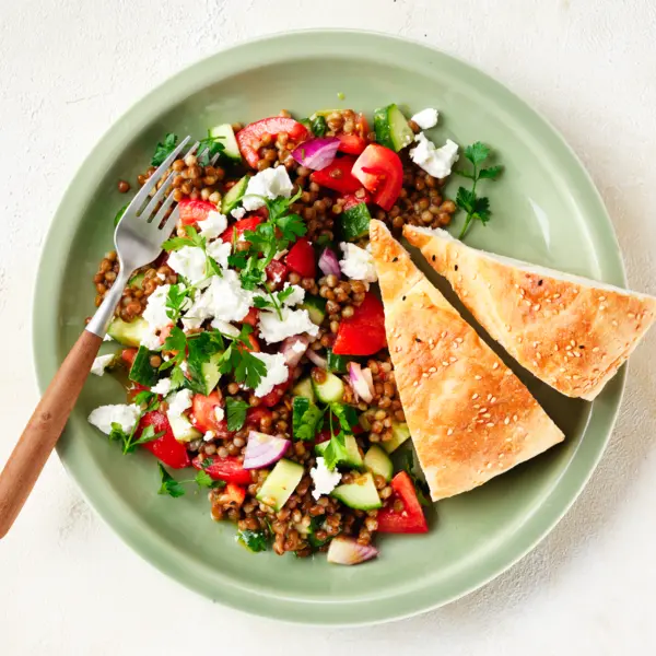 Linzensalade met Turks brood