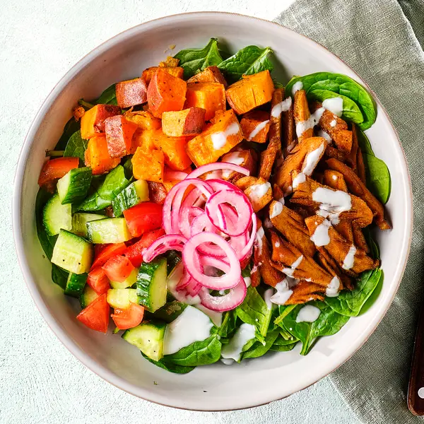 Vegan shoarmabowl met knoflookyoghurt en rode ui-pickle