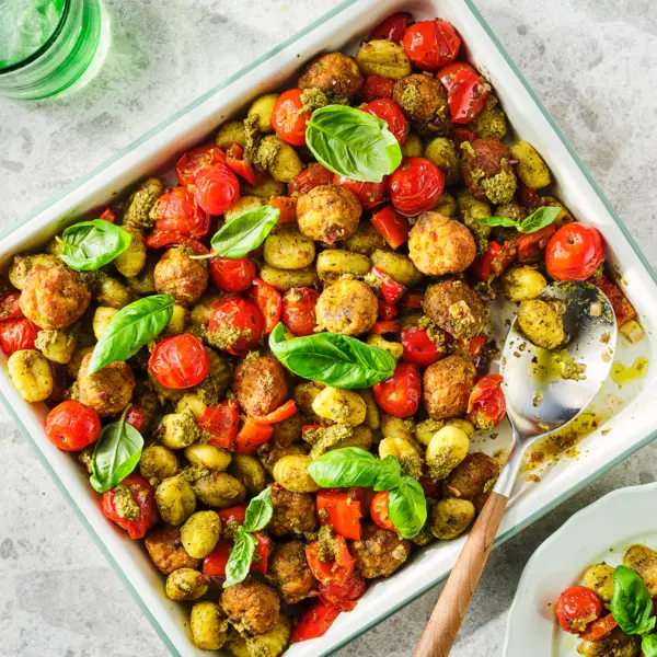 Gnocchi traybake met pesto en groenteballetjes