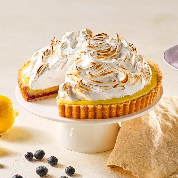 Citroen-meringuetaart met blauwe bessen