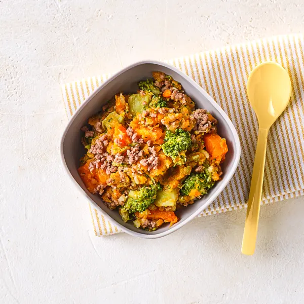 Zoete aardappel met broccoli en gehakt