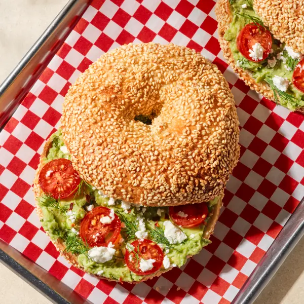 Smashed avocado bagel met cherrytomaatjes en feta