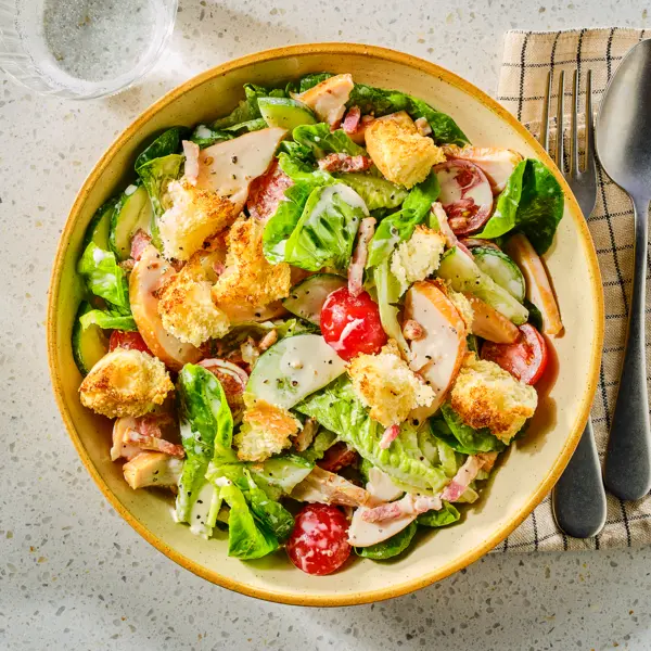 Caesarsalade met gerookte kip, spek en kaascroutons