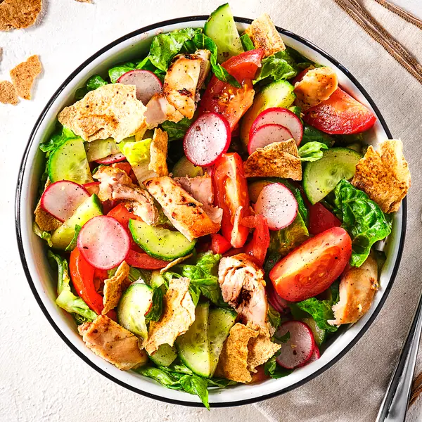 Libanese salade met kip en platbrood