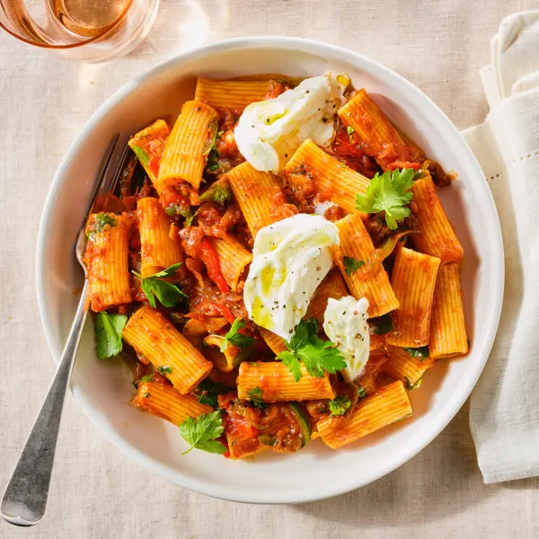 Gekaramelliseerde uienrigatoni met ansjovis