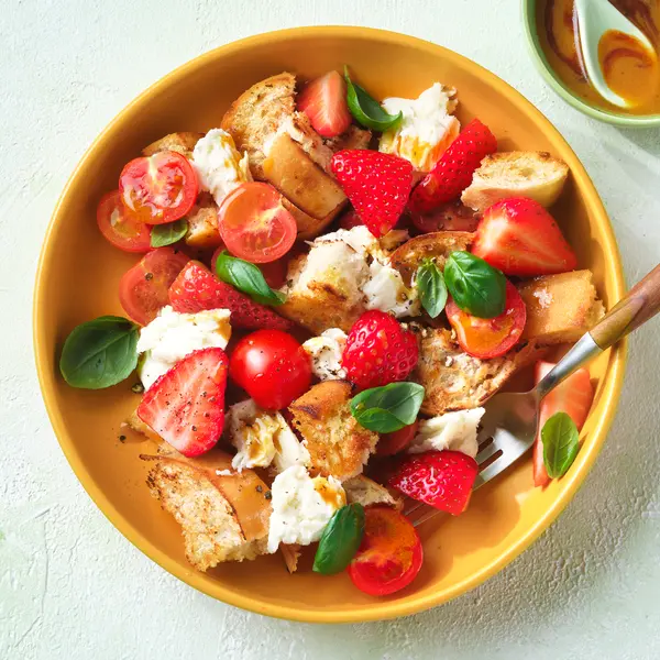 Zomerse panzanella met aardbei