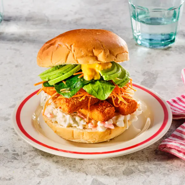 Snelle visstickburger met avocado en coleslaw