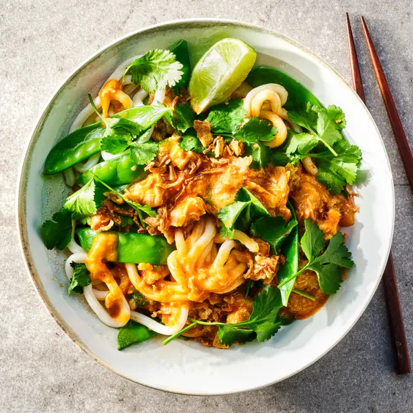Kip in Thaise rode curry met udon noedels en limoen