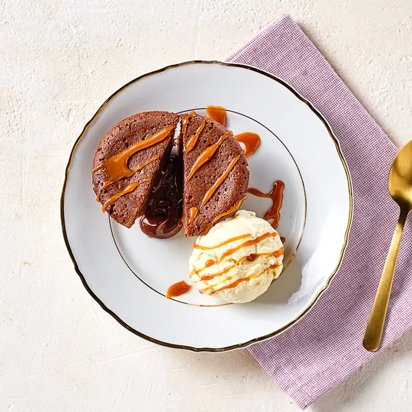 Lavacake met gezouten-karamelsaus