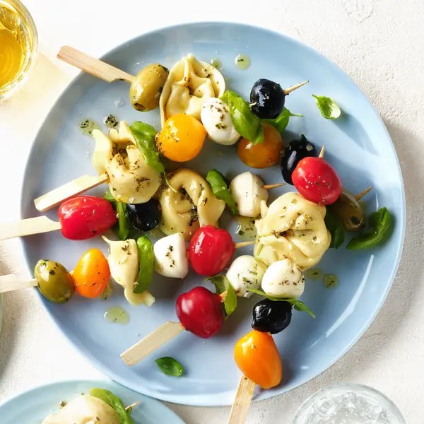 Tortellinispiesjes met tomaat en mozzarella