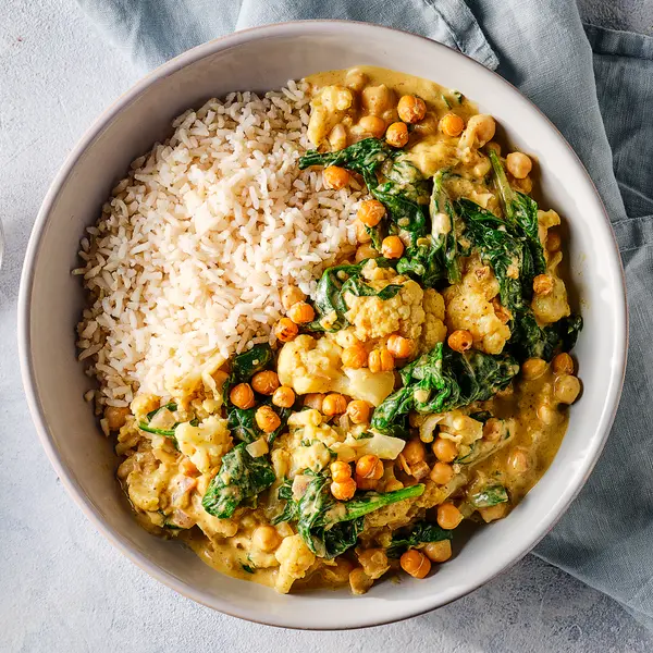 Korma-curry met kikkererwten, bloemkool en spinazie
