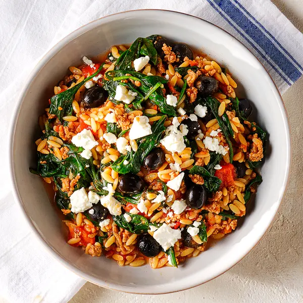 Griekse orzo met gehakt, feta en olijven