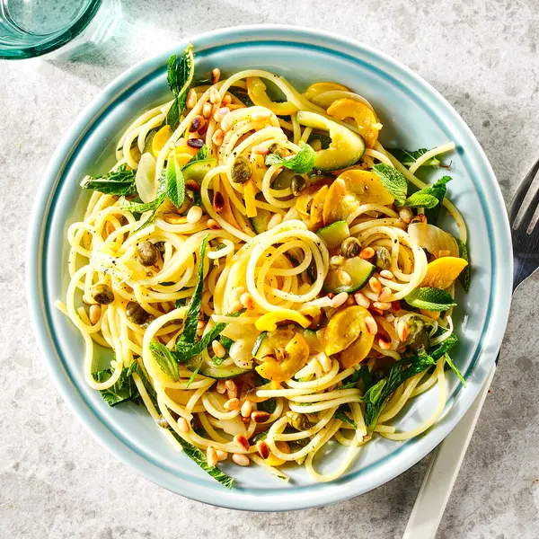 Spaghetti met courgette, munt en pijnboompitten