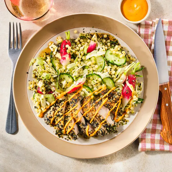 Parelcouscous met sesamkip en furikakedressing