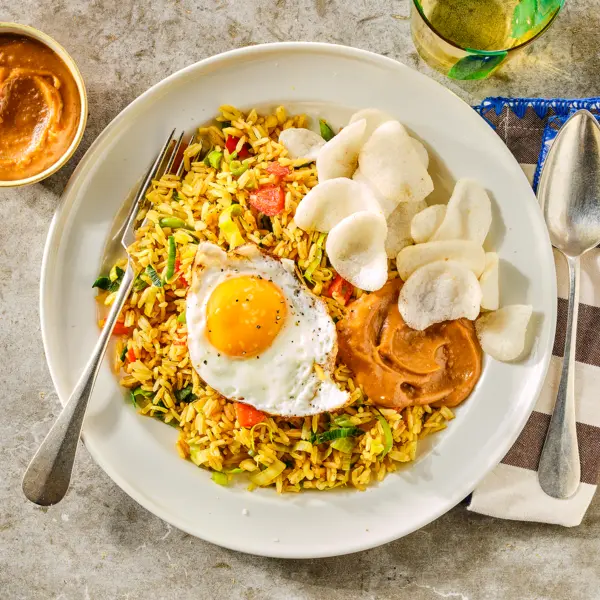 Nasi goreng met pindasaus