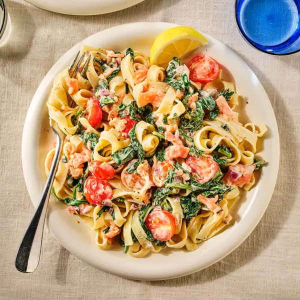 Tagliatelle met gerookte zalm, spinazie en kruidenroomkaas