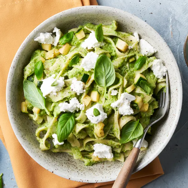 Tagliatelle met broccoli, courgette en geitenkaas