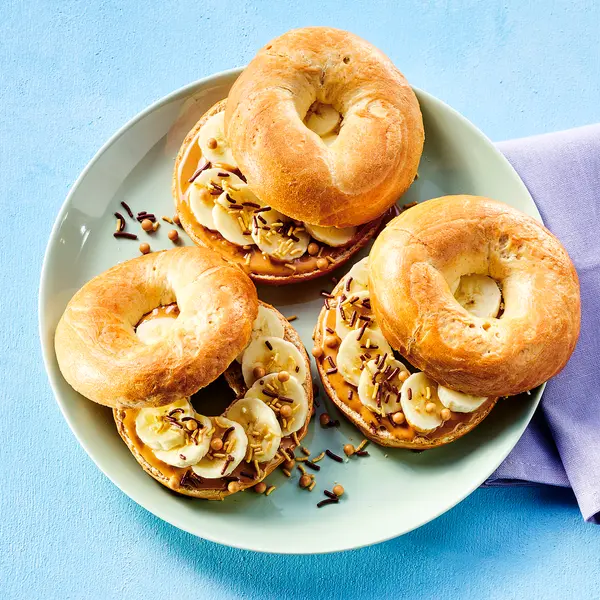 Bagel met pindakaas, banaan en gezouten-karamel-hagelslag
