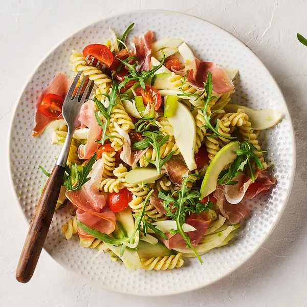 Pastasalade met prosciutto en avocado