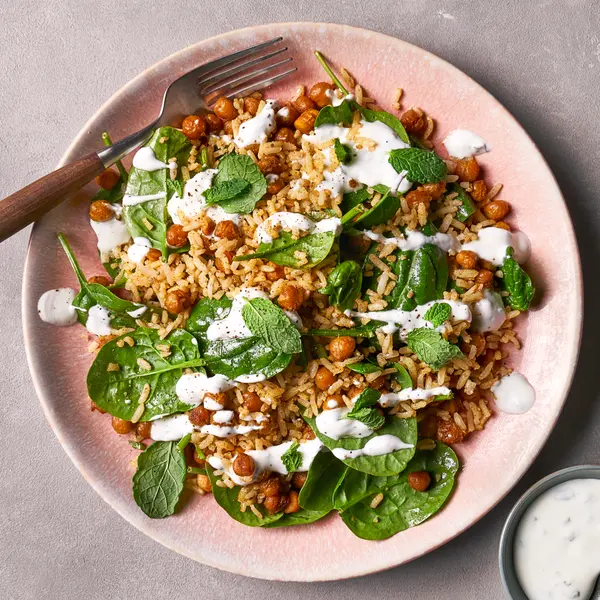 Rijstsalade met spinazie en kruidige kikkererwten