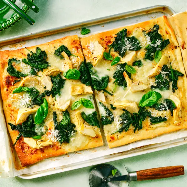Kazige spinazie-artisjok plaatpizza
