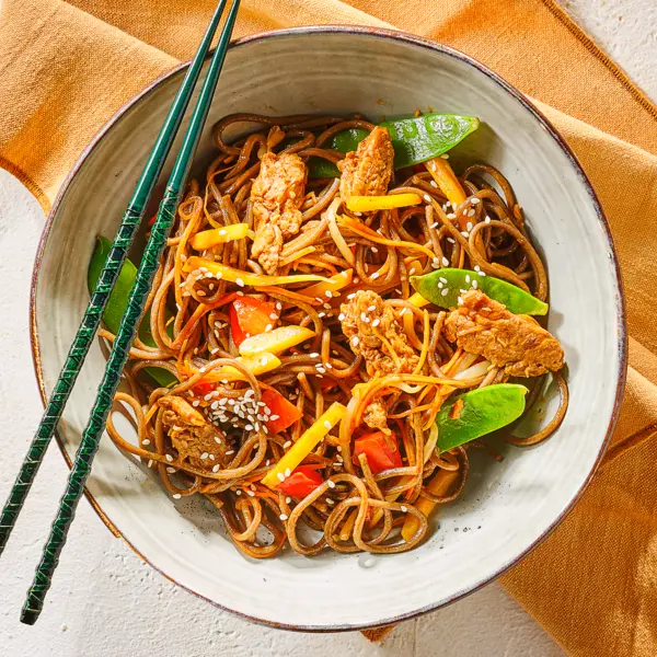 Ketjap-sesamwok met sobanoedels