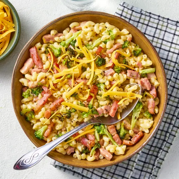 Mac and cheese met broccoli en spekjes