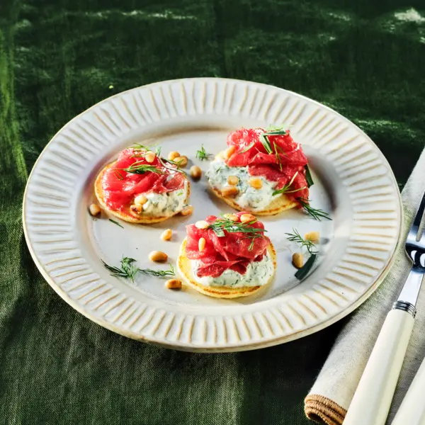 Blini's met carpaccio en kruidenroom