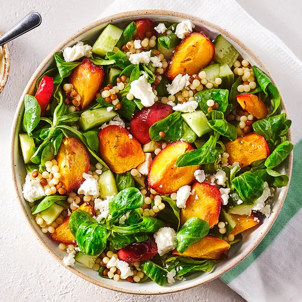 Parelcouscoussalade met nectarine, feta en linzen