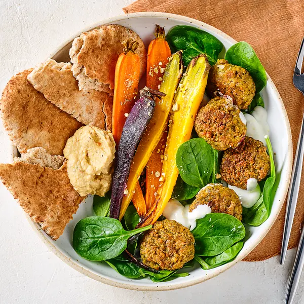 Pitabowl met wortel en falafel