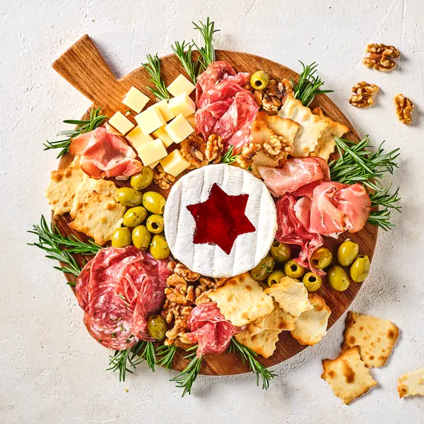Borrelplank met kerstcamembert