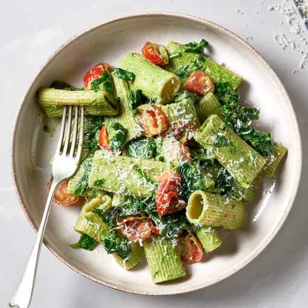 Rigatoni in een romige avocadopesto