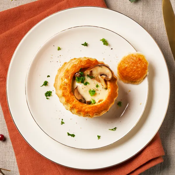 Pastei met kipragout en gebakken paddenstoelen