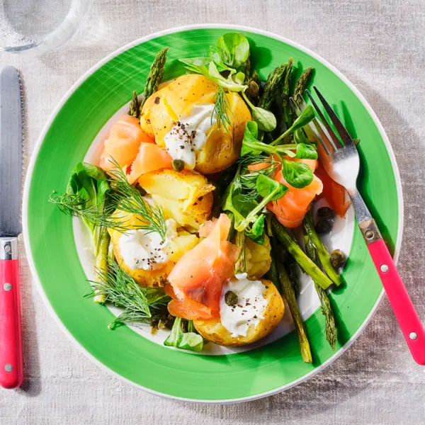 Gepofte aardappels met gerookte zalm