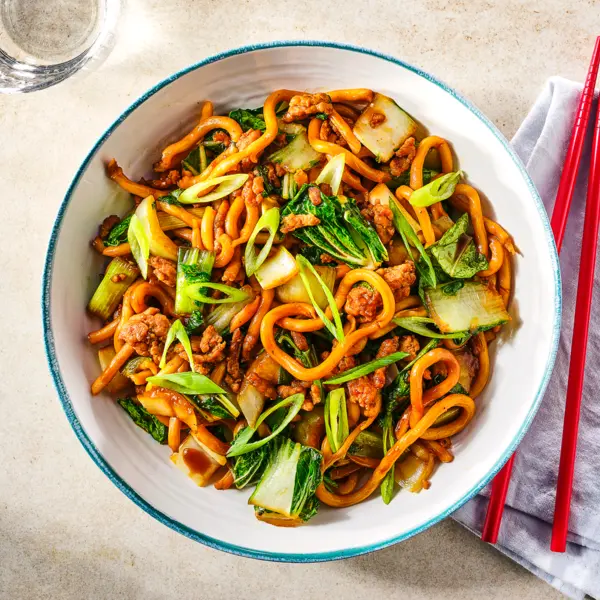 Ketjap-noedels met kipgehakt en paksoi