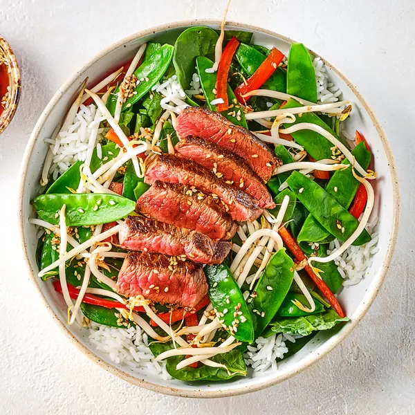Oosterse biefstuksalade met rijst