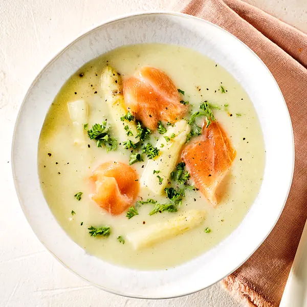 Aspergesoep met gerookte zalm