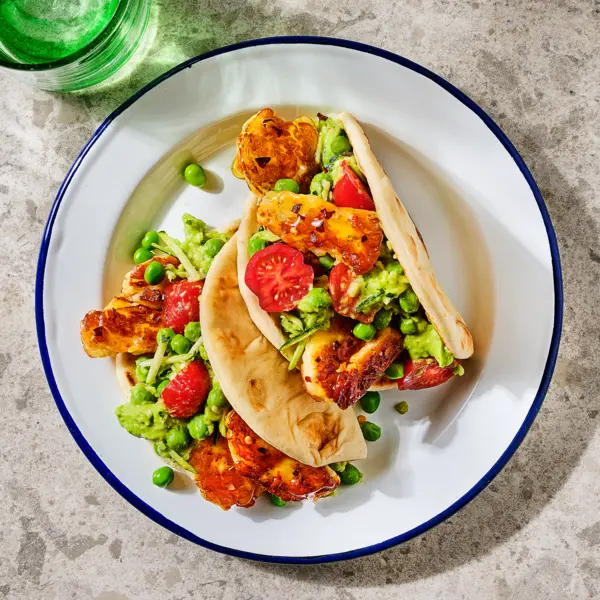 Flatbread met doperwtenpesto en sticky halloumi