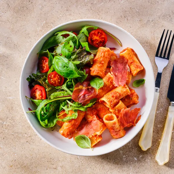 Rigatoni met krokante prosciutto en salade