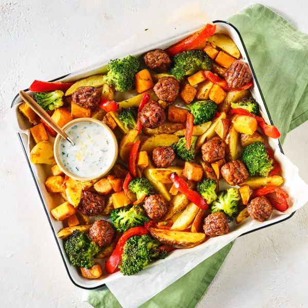 Traybake met vega-balletjes en frisse dip