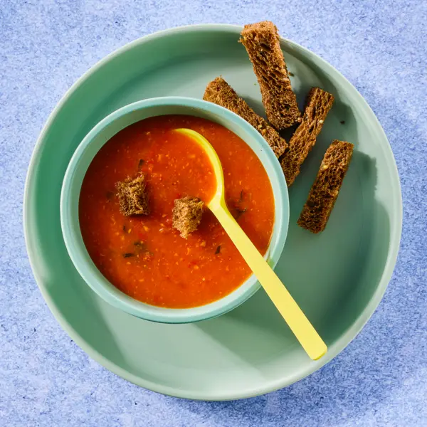 Soep: kikkererwt, tomaat, paprika, basilicum en brood