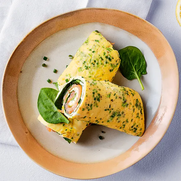 Omeletwrap met gerookte zalm en roomkaas