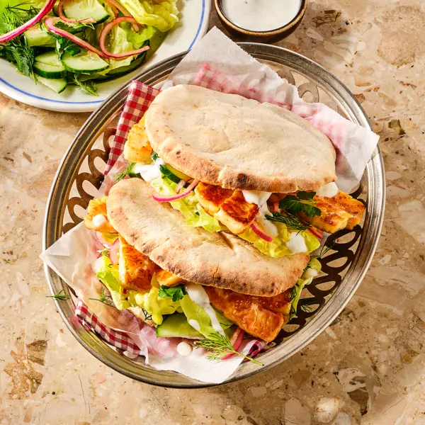 Pita halloumi met kruidensla en citroenyoghurt