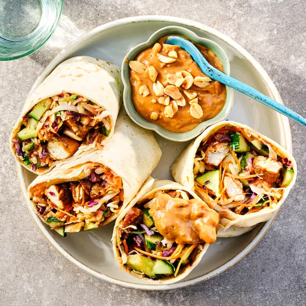 Wraps met kip-ketjap en satédressing